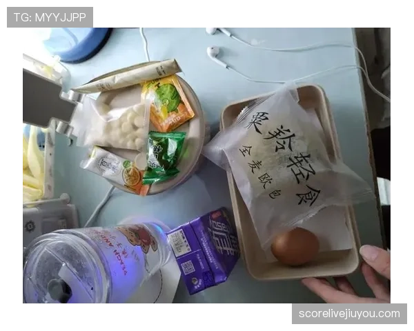 刘洋家的冰箱里只放蛋白粉和冰水，连瓶可乐都找不到